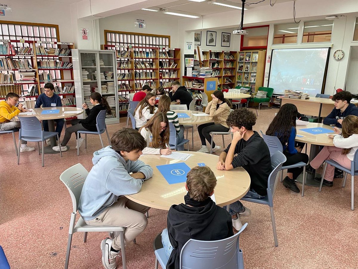 ijoaquinrodrigo's tweet photo. ¡Y hoy el círculo del proyecto #7Meets12 ha comenzado a cerrarse! ¡Los diez alumnos que inauguraron este proyecto hace seis años como #7thGraders se han puesto ahora del otro lado como alumnos del #SeniorYear! #AprenderAVivir #joaquinrodriguismo https://t.co/IkNBkHp8DS