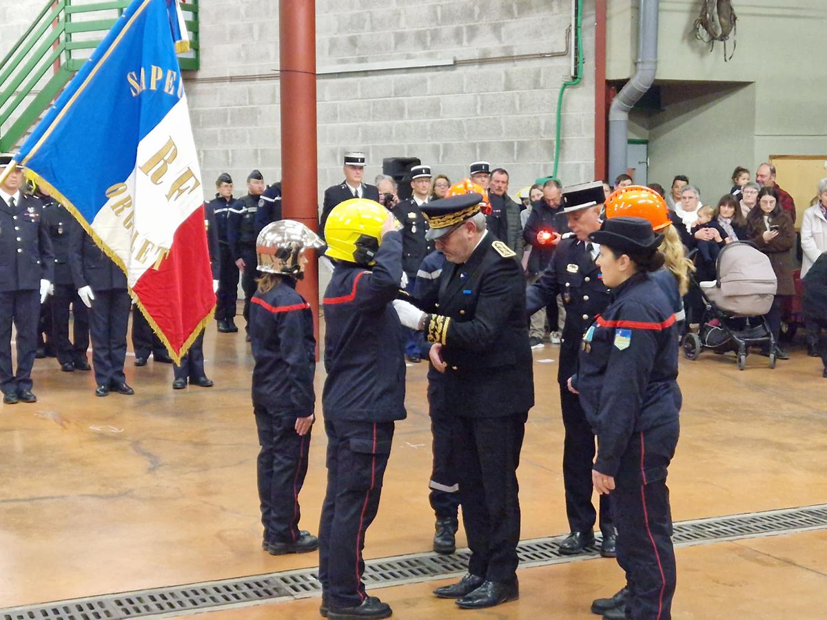 Prefet39's tweet photo. 🇨🇵 👩🚒 Ce soir, M. le Préfet et M. le Président du Conseil d'administration @SDIS39 ont présidé la cérémonie de prise de commandement de la Lieutenante Nathalie BECOULET-LOMBARD, en tant que cheffe du centre d’incendie et de secours d'#Orgelet, en présence des élus
du territoire. https://t.co/Kv2pV0BoXB