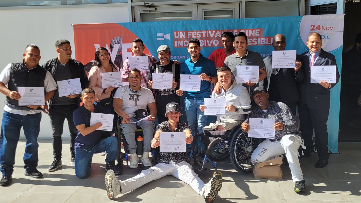 divriveteranos's tweet photo. #AEstaHora Los miembros y veteranos de Fuerza Pública con discapacidad, asistentes al taller cinematográfico promovido por el #wecamfest y usuarios de @divriveteranos, recibieron su diploma y agradecimientos por su participación activa durante el mismo. https://t.co/71fqrk7u1r