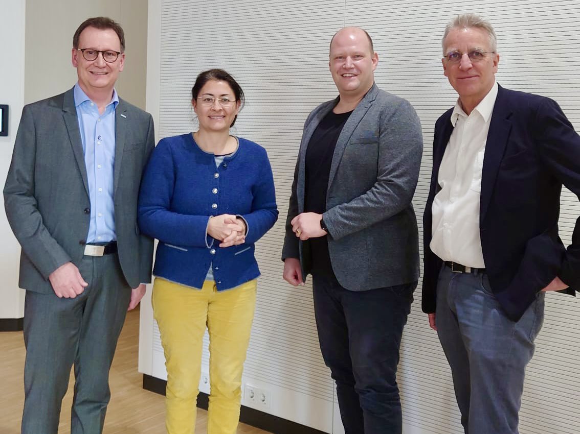 Spannender Austausch mit Filiz Polat <a href="/filizgreen/">Filiz Polat 🌈💚🦔</a> (Parl. GF <a href="/GrueneBundestag/">Grüne im Bundestag 🇪🇺🏳️‍🌈</a>) und Stefan Wenzel <a href="/StefWenzel/">Stefan Wenzel </a> (Parl. Staatssekretär @BMWK ): Wie das #Bionik-Kompetenznetz BIOKON die #BiologischeTransformation und #Ressourceneffizienz voranbringen kann.