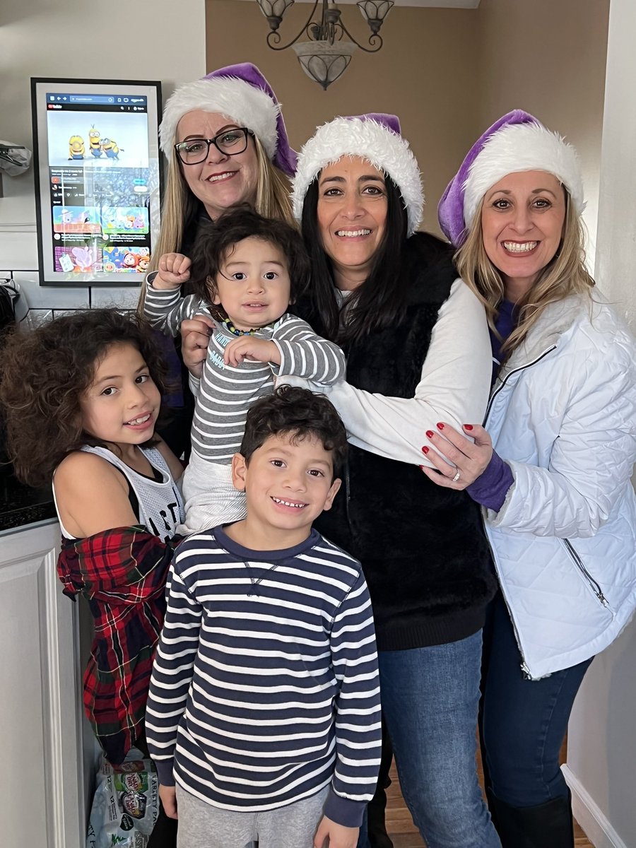 SurvivorsHelper's tweet photo. Our 12th yr delivering holiday joy to LI families affected cancer! Many thanks to all Survivor’s Helpers and Sponsors. Wrapped in Vera event today-Sunday thanks to Vera Bradley in Riverhead Outlets to benefit our Survivors 🛍🎄@longisland #volunteer #allvolunteercharitysince2005 https://t.co/tjNVf9OOTJ