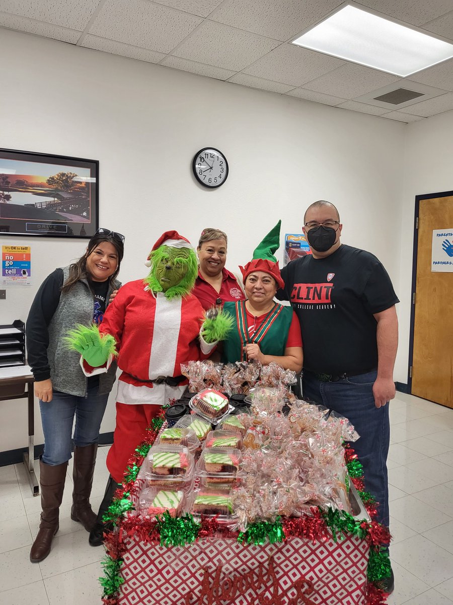 The Grinch paid a visit to CECA this morning, complete with coffee, hot chocolate, cake, and cookies! Thank you to our awesome cafeteria staff!! <a href="/MrV_CNP/">Carlos Villalobos</a>
#ceca #clintisd #grinch