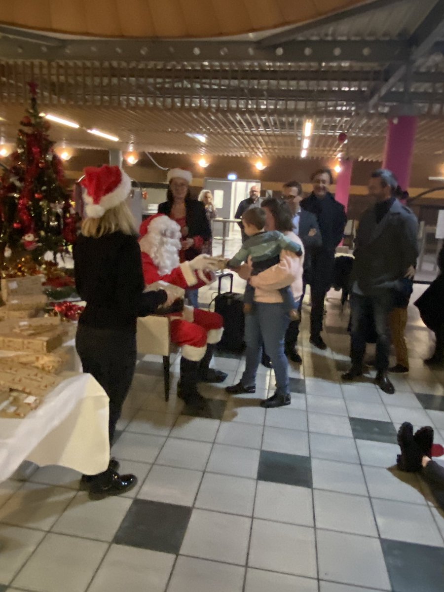 Ce soir au <a href="/CampusAtlantica/">Campus Atlantica</a> nous accueillons le <a href="/3630_perenoel/">Papa Noël</a> des enfants de la Mairie <a href="/artiguespresbdx/">artiguespresbordeaux</a> en présence de M le Maire <a href="/LeoLagrange/">Fédération Léo Lagrange</a> <a href="/artiguespresbdx/">artiguespresbordeaux</a> <a href="/gironde/">Gironde</a> <a href="/NvelleAquitaine/">Nouvelle-Aquitaine</a>  <a href="/BxMetro/">Bordeaux Métropole</a> <a href="/CampusAtlantica/">Campus Atlantica</a>