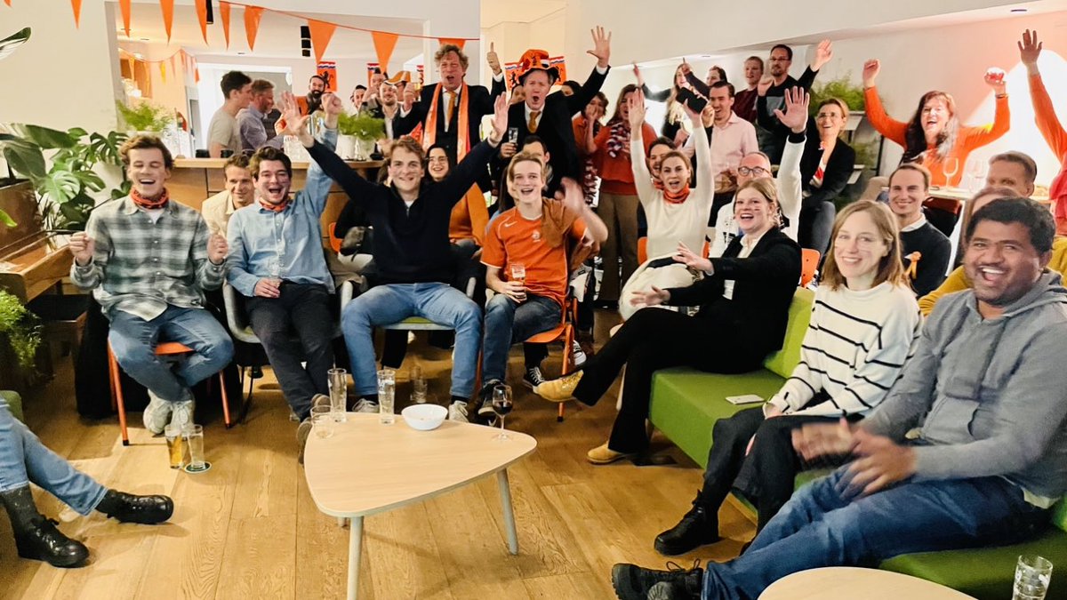 Het Oranjelegioen in Brussel verenigd in <a href="/HollandHouseBxl/">Holland House Brussels</a> gelooft er nog volledig in. 

Laat de leeuw niet in zijn hempie staan. 🇳🇱⚽️

#NEDARG