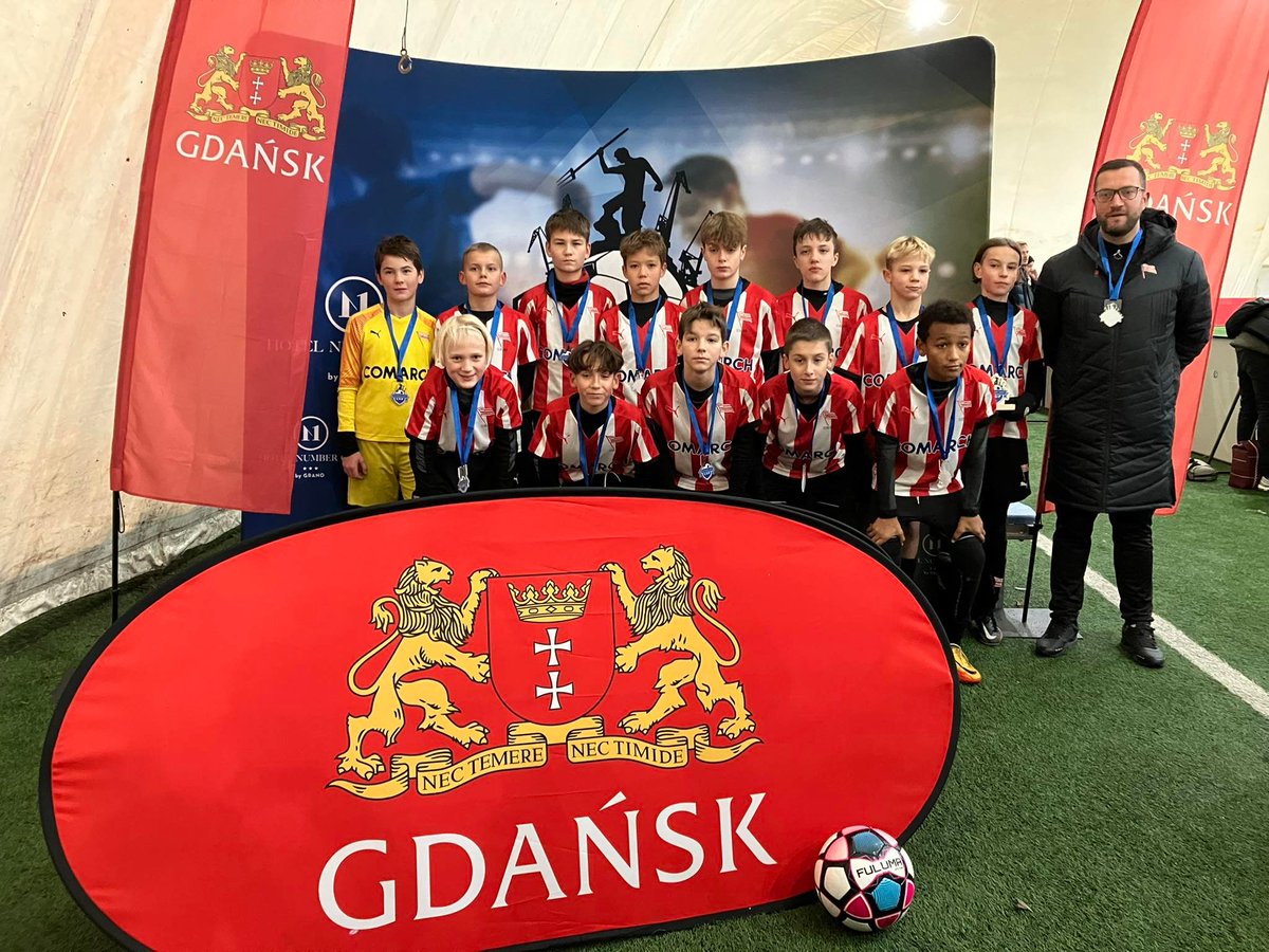 ACracovia's tweet photo. 𝐔𝟏𝟑 na #NumberOneCup czyli rywalizacja na najwyższym poziomie💪 W Gdańsku zagrało 𝟕 polskich drużyn i 𝟐𝟏 zagranicznych, w tym✅ PSG, ✅Liverpool FC, ✅Sporting Lizbona,✅Juventus Turyn💪
Pasy uplasowały się w połowie stawki (14. miejsce) i przeżyły niezapomnianą przygodę 👏 https://t.co/z8KpEcWtXk