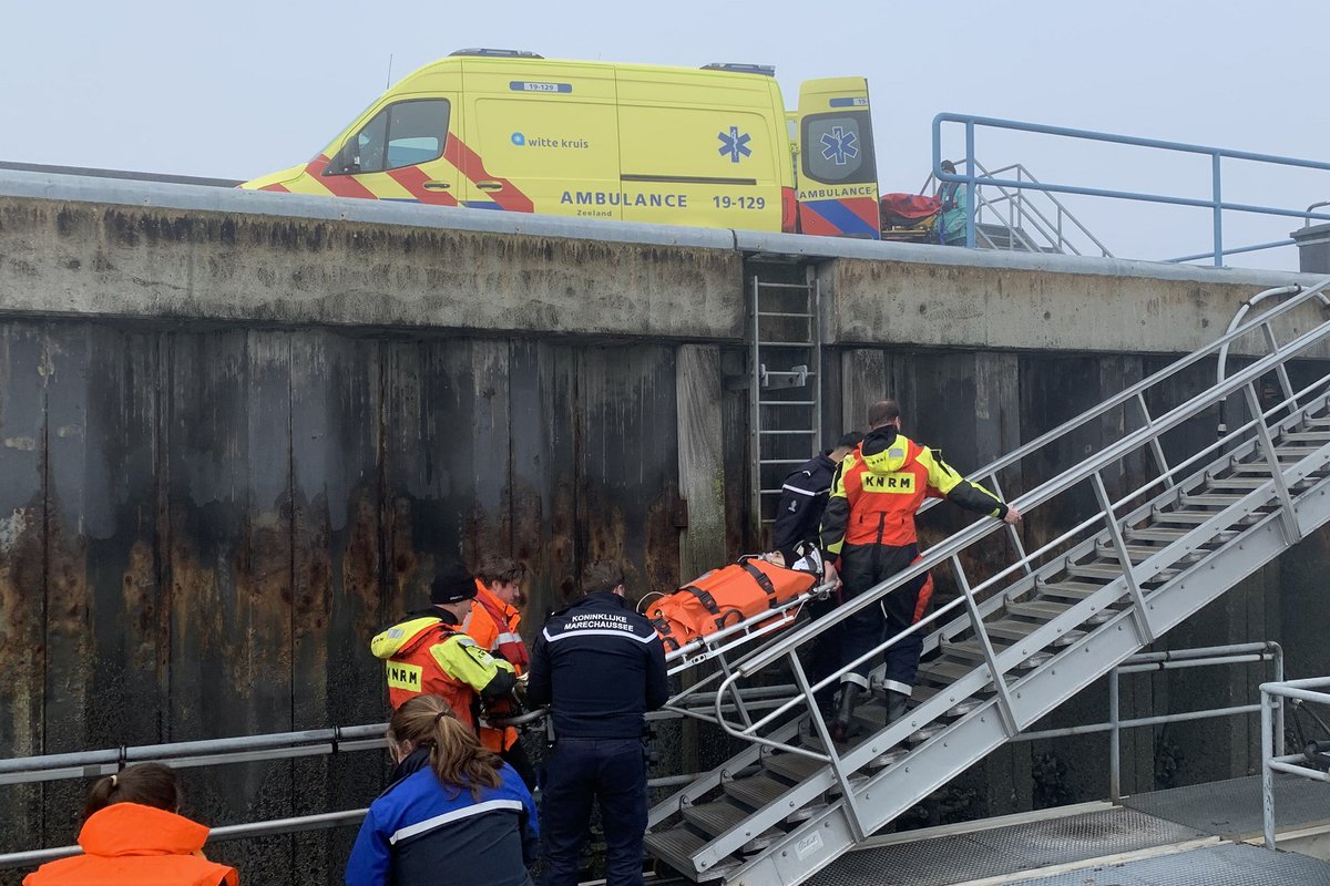 Vanochtend heeft reddingboot Zeemanshoop een persoon van een zeeschip geëvacueerd die aan boord gewond was geraakt. Nadat het slachtoffer veilig van boord gehaald was, is deze overgebracht naar de Poseidon-steiger in Vlissingen waar de persoon is overgedragen aan de ambulance.