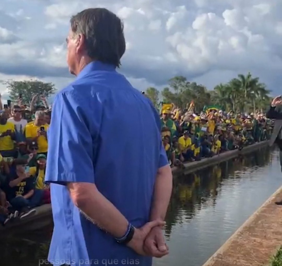 PeKelmon's tweet photo. Neste momento Presidente Bolsonaro fala com manifestantes no Palácio da Alvorada. https://t.co/JX4xJJ4gn1