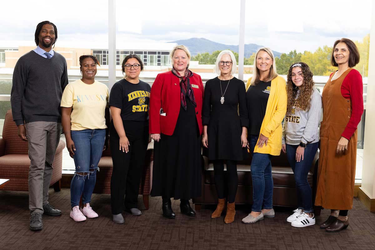 wellstarcollege's tweet photo. Congratulations to the 1st Cohort of the Community Engagement for Better Behavioral Health Project. #thisiswellstarcollege #ksu #socialwork #kennesawstate #wchhs22 #ksugrad
#hootyhoo #ForeverOwlsπ¦ https://t.co/98L6gBxk3J