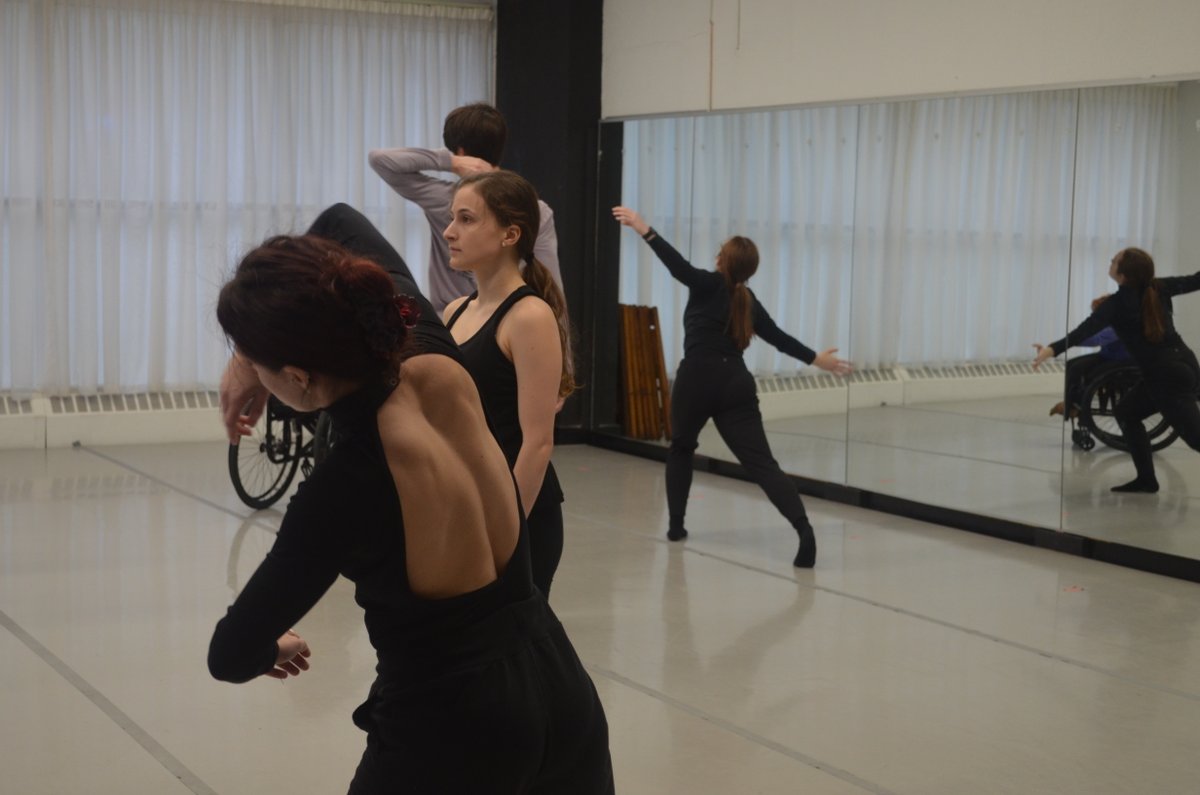 dancingwheels's tweet photo. The Dancing Wheels Company rehearses "Proof" in-studio and with choreographer Mark Tomasic working remotely online. Proof premieres Jan 21-22, 2023 in "Making Memories: A Journey through Dementia" at the Breen Center for the Performing Arts. 💙

Tickets: https://t.co/CXfhqiqk5x https://t.co/vcvdWcyVVj