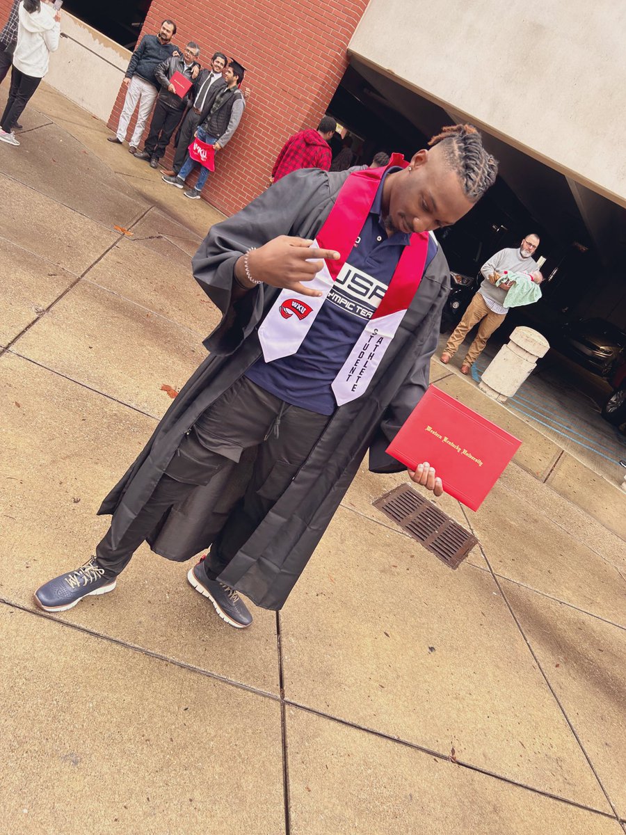 on_the_com_up_'s tweet photo. 4 year degree in business 🎓 ✅ "I'm not a businessman, I'm a business, man. -Jay-Z @sc  I WILL NOT LOSE IM GODS CHILD🙏🏾🤞🏾🖤 https://t.co/dFlZOaKyqn