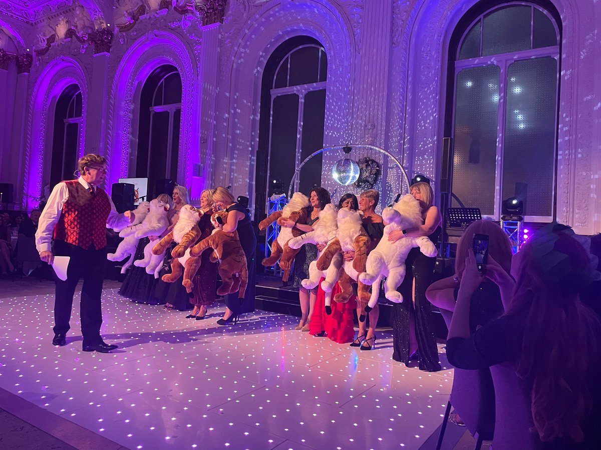 Hockley_Mint's tweet photo. Oh what a night 🕺 Another amazing ball hosted by @BenSocBATF 💃 Thank you to everyone for your donations, including The Goldsmith Company and @Beaverbrooks 👏 A special thanks to David Doyle, the vice chairman of The Benevolent Society, for all his amazing work 🎊 https://t.co/aywip0N4eg