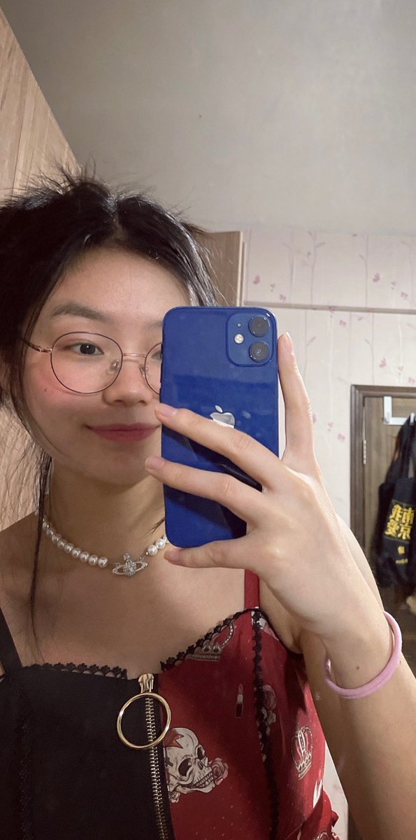 0xKitty_eth's tweet photo. 👧我幻想中的女友是个小透明，她不必多耀眼锋利，坚定勇敢地成为她自己就好~ 

@UltiverseDAO 的虚拟女友 NFT ，freemint 哦~~谢谢 @Moon1ightSt 和 @hahazwei 送的白单 🥰😘 

🎁5个freemint

🚀How to WL:
1⃣Follow @0xKitty_eth 和 @Moon1ightSt 
2⃣RT+💗

48h
#Moonlight #Ultiverse #NFTGiveaway https://t.co/sC6SYGgKmv