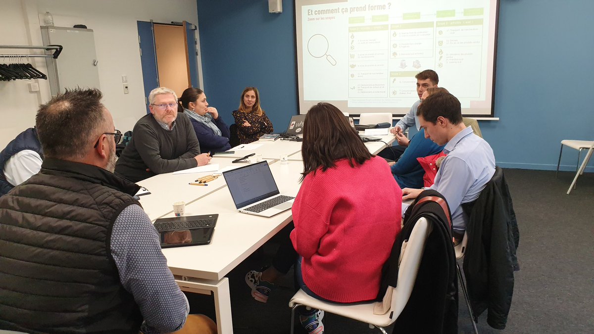 🔴 [ FORMATION - DECARBONATION ] 

Jeudi 8 novembre s'est tenu la première session de formation interentreprises Pacte PME sur la décarbonation à destination des dirigeants et managers de TPE et PME (niveau débutants corporate).
 <a href="/PerretFranois3/">Perret François</a> <a href="/ChassainAlain/">Alain chassain</a>