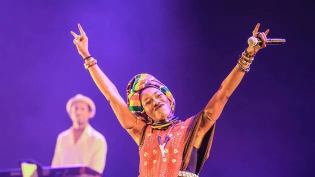 People2231's tweet photo. #People #Musique
Actrice et chanteuse, la Malienne #Fatoumata_Diawara a depuis longtemps dépassé les frontières de la France et du Mali : #Fatoumata_Diawara a travaillé avec #Lauryn_Hill, -M- et aussi #Herbie_Hancock. Sur son nouveau morceau #Nsera, elle retrouve #Damon_Albarn. https://t.co/TH3eP8lCfy