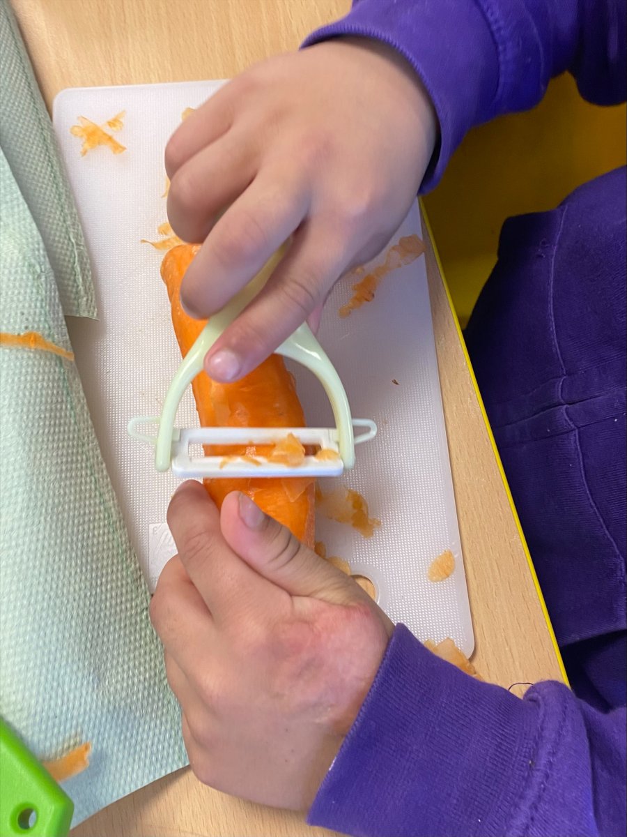 dixons_mb's tweet photo. Year 2 have been learning how to prepare food safely to create a Gambian salad with fonio and plantain. Fantastic job Year 2! #trynewfood #peel #chop #slice #dice #teamwork https://t.co/YCZET4V9cK