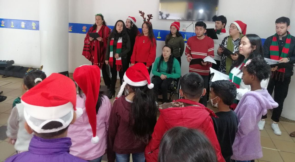 #AEstaHora los niños y niñas del Centro Amar de #Engativá disfruta del Coro de la Fundación Orquesta Sinfónica de Bogotá, una mañana llena de música y alegría.
