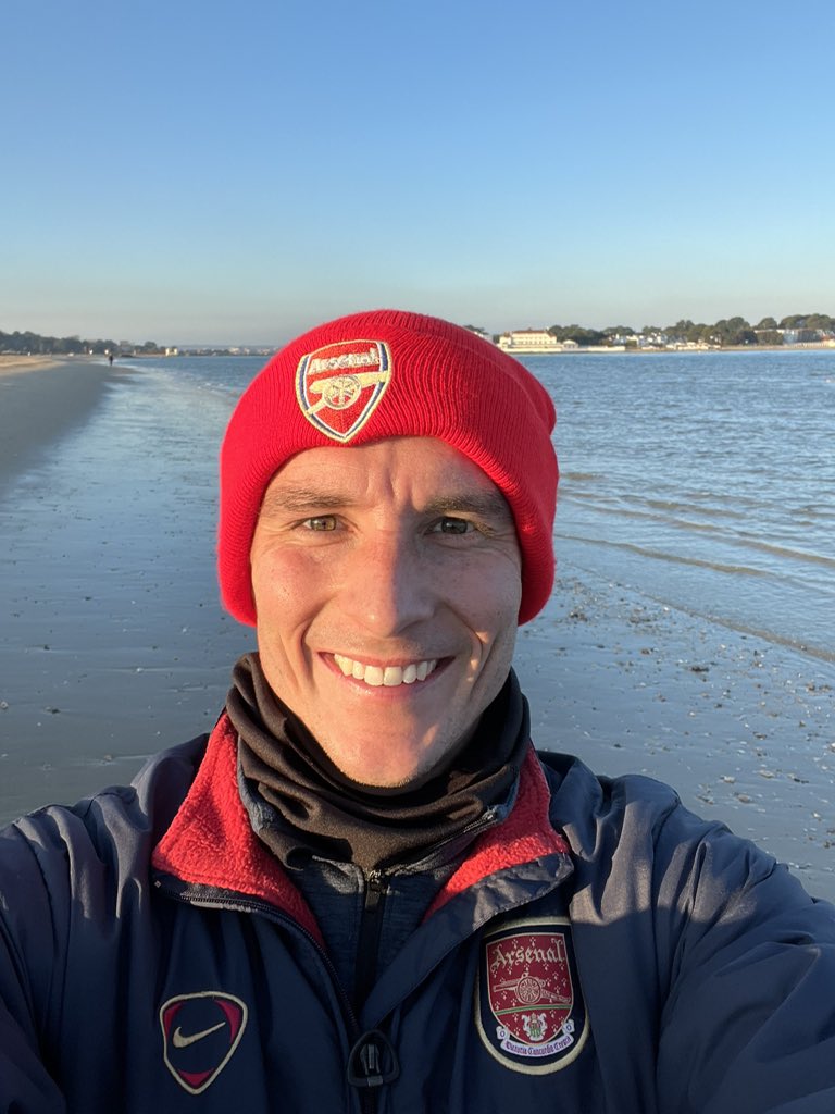 Cheeky beach run wearing a mixture of new and retro @Arsenal merch. Beautiful day for it #running #tcslondonmarathon2024…