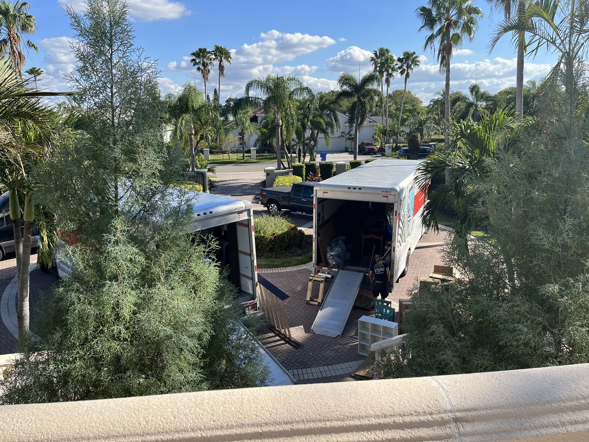 bythebaymovers's tweet photo. Beautiful day to move! #bythebaymovers #movers #floridamoving #movingcompany https://t.co/WBhgeGFoLe