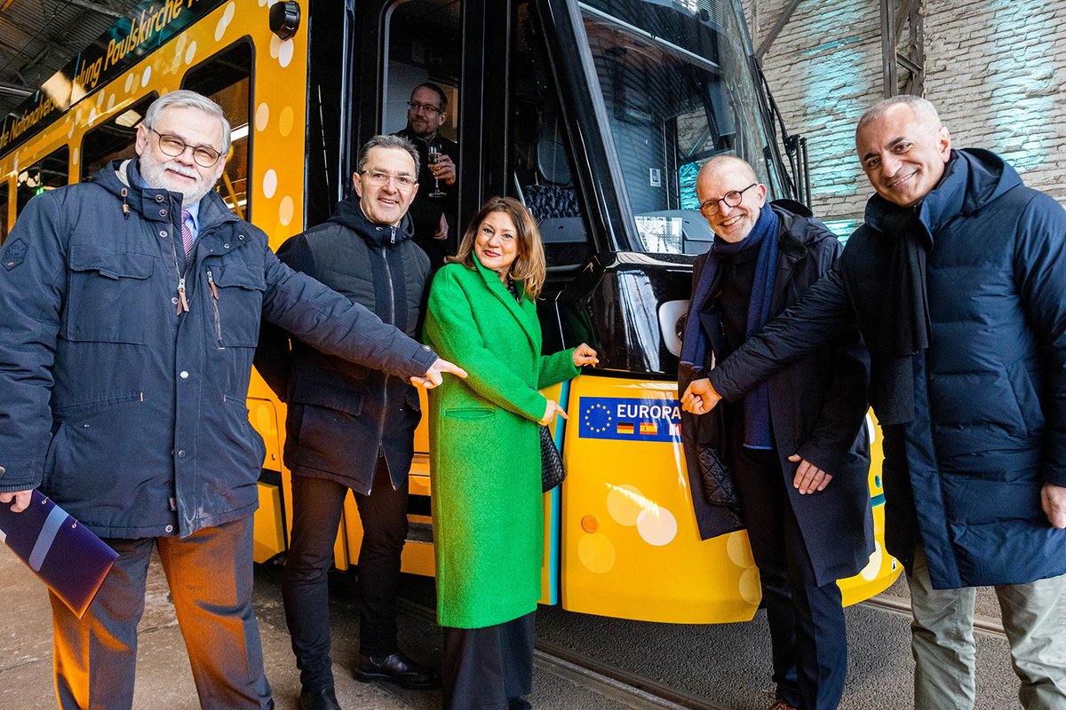 AlstomDACH's tweet photo. Da ist sie: „Europa“, die erste neue Straßenbahn der @vgf_ffm für #Frankfurt. Als ein 100-Prozent-Niederflurfahrzeug ist sie 100% #barrierefrei. Zum Fahrplanwechsel am Sonntag geht die Tram in den Fahrgastbetrieb 🚋

#mobilitybynature #ÖPNV #mobilität https://t.co/yk0zfTKUFw