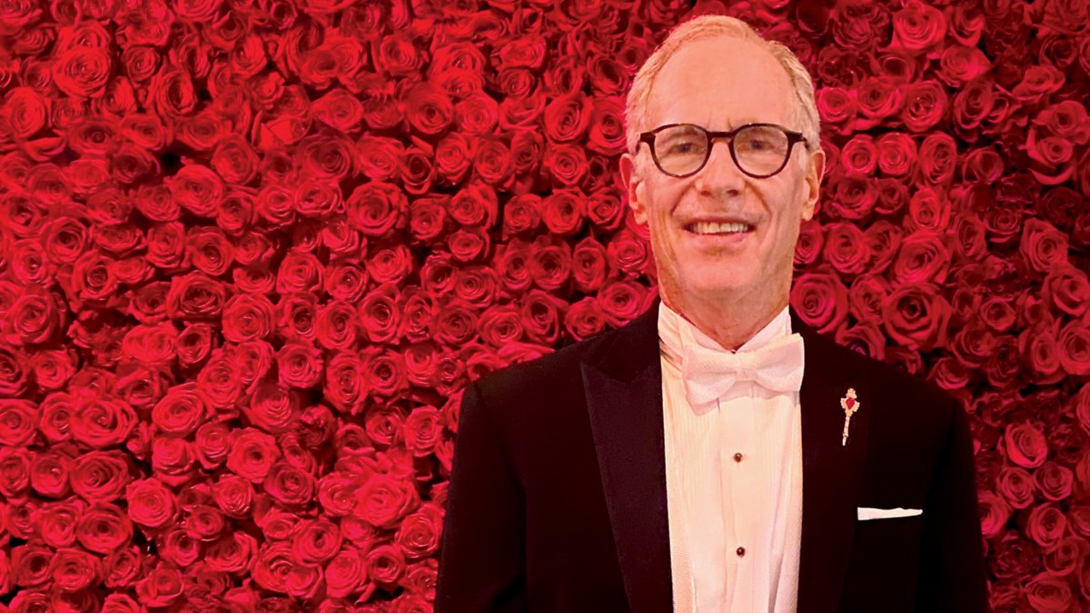 TheNSWeekend's tweet photo. Ode to Glencoe’s @fredkarger, who has lived life to the fullest, crashing as many parties as he could along the way. A tell-all memoir about his misadventures will be released next year. https://t.co/ibdreHiYdS #partycrasher #metgala #oscars #fredkarger https://t.co/aQlfuuuOR2