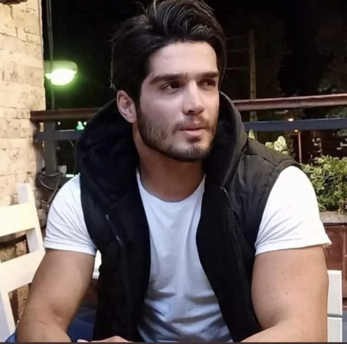 Zum Tode verurteilt. Sein Verbrechen: Er verteilte Süßigkeiten an Mädchen und junge Frauen, die aus Protest kein Kopftuch mehr trugen… Er wollte sich nur bei ihnen bedanken und soll deshalb wegen „Krieg gegen Gott“ hingerichtet werden #SeyedMohammadHosseini … #Iran