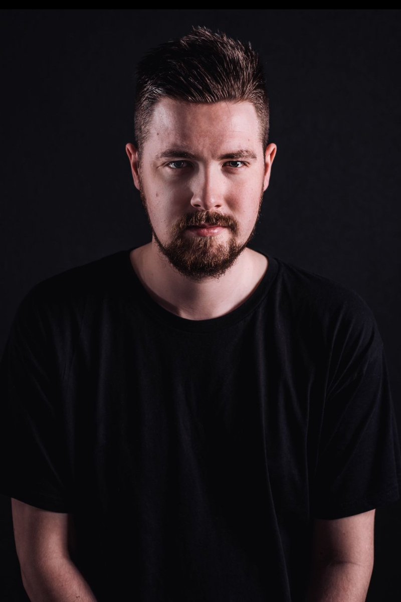 𝗘𝗦𝗖𝗛𝗞𝗢 𝗗𝗥𝗔𝗔𝗜𝗧 𝗗𝗢𝗢𝗥
Zaterdag 17 december wordt afgesloten met funky groove, jacking en tech house van Dj Eschko tussen 23:00 en 00:00u in het Glazen Huis 2022 tbv Greutsj &amp; Vincentius vereniging Geleen 

#glazenhuisgeleen