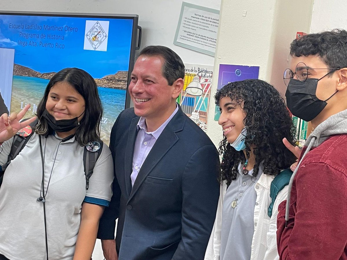 juandalmauPR's tweet photo. Compartir con estudiantes de escuela superior sobre el presente de Puerto Rico y la necesidad de una urgente transformación. Hay esperanza y talento para reconstruir el país. https://t.co/VCzYKXlAVc