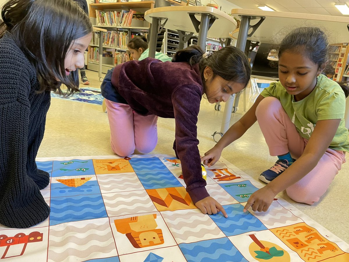 Coding BeeBots with Grade 2!@PDSB_Libraries <a href="/MalalaYPS/">Mαlαlα Yσυѕαƒzαι P.S.</a>