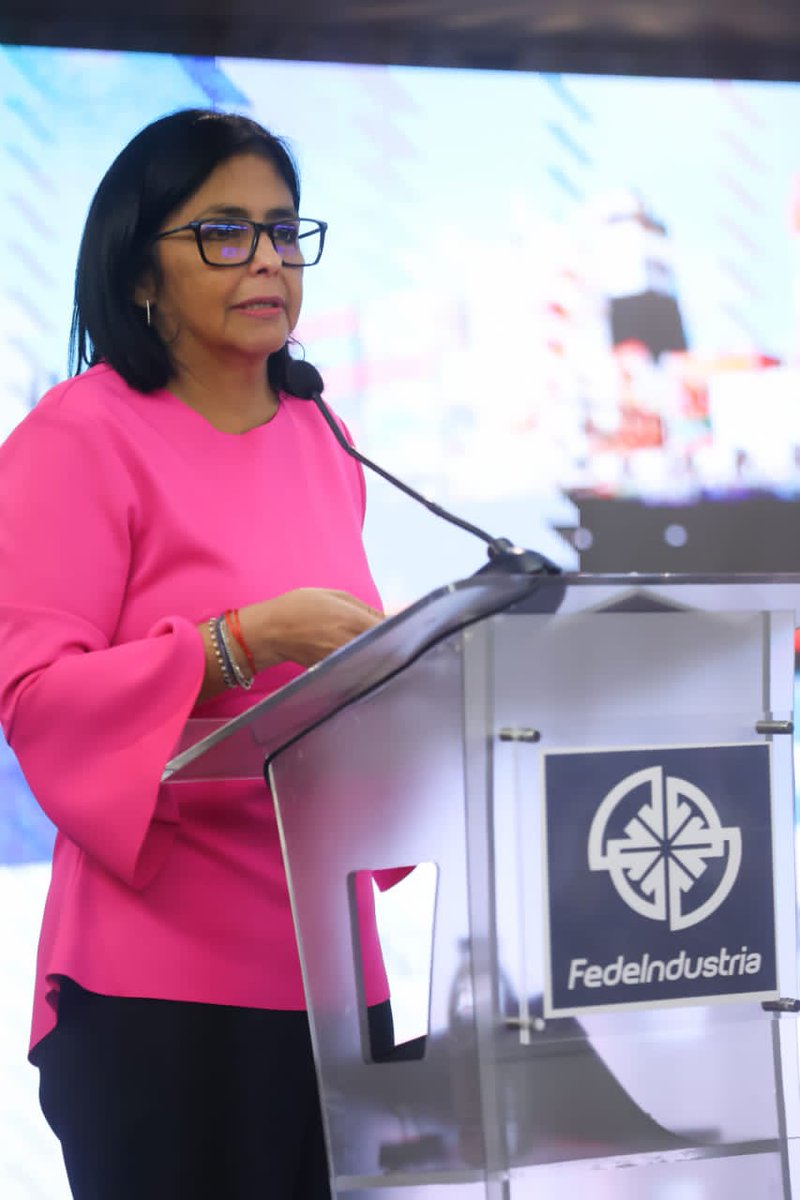 #LoDijo || Vicepdta. <a href="/delcyrodriguezv/">Delcy Rodríguez</a>: Empujamos todos hacia el mismo lado y ese debe ser el espíritu de Venezuela, la unión nacional para el desarrollo, para la felicidad del pueblo venezolano, en dónde los sectores económicos estén acompañados de políticas públicas.

#9Dic