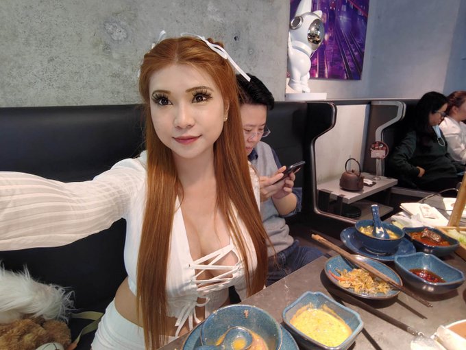 Out to hotpot for dinner with my friend Addison from @xToolOfficial- no, not like that, she has a girlfriend<a href="/tag/disabilitytwitter"class="tags"><span>#disabilitytwitter</span></a>