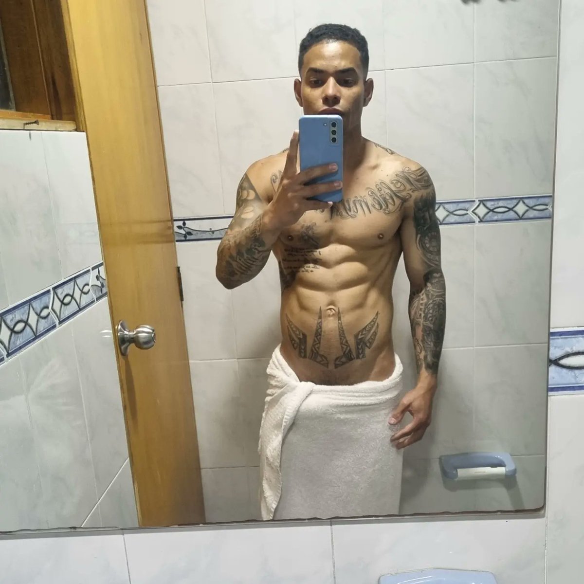 ithan_hot's tweet photo. hora de la ducha🥵😈 https://t.co/fqY1gkBMW7