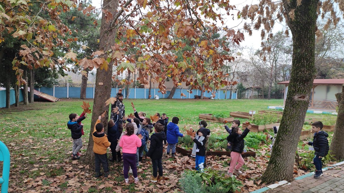 istanbulilmem's tweet photo. 🌿Köy yaşam merkezlerimizde öğrencilerimiz doğa sevgisi kazanıyor; matematik, bilim ve tasarım gibi farklı alanlardaki atölye çalışmalarına katılıyor.

@memleventyazici https://t.co/eFJe8adJq8