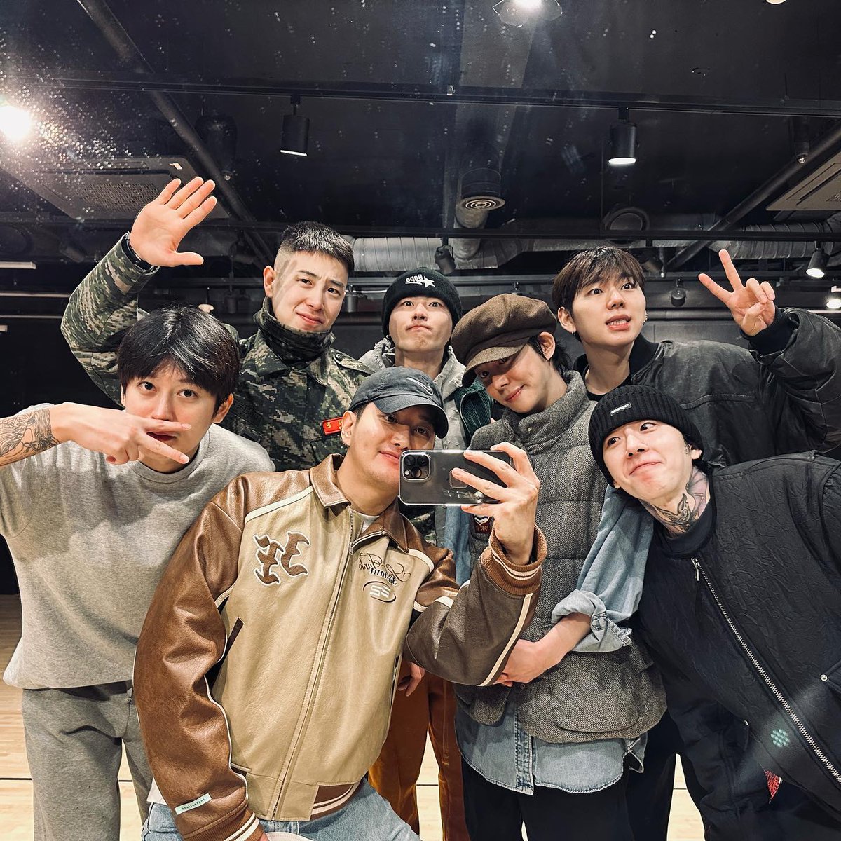 blockb_arg_'s tweet photo. [INSTAGRAM] 221209  #PO #ZICO #KYUNG #UKWON #JAEHYO actualizaron con la primer foto grupal desde 2018🥹💕 

▶️ https://t.co/unUcf87Fbt
▶️ https://t.co/aoQbasBClw
▶️ https://t.co/qkyybF1uBR
▶️ https://t.co/FTITU6ddyT
▶️ https://t.co/b6QIA9YdXA 

#BLOCKB #블락비 @blockb_official https://t.co/ugzVPUpofW