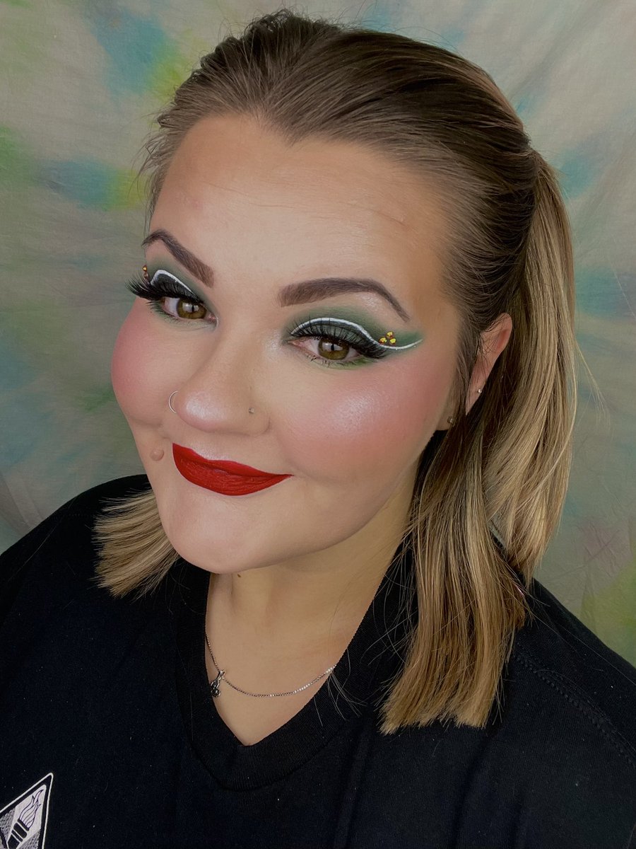 glambycat's tweet photo. Feeling christmasy 🎄
#makeup #christmasmakeup
Face: @TooFaced @tartecosmetics @ColourPopCo @ABHcosmetics 
Highlight: @OFRACosmetics
Brows: @ABHcosmetics
Eyes: @JeffreeStar @suvabeauty
Lips: @fentybeauty https://t.co/Wcl6UGdUYX