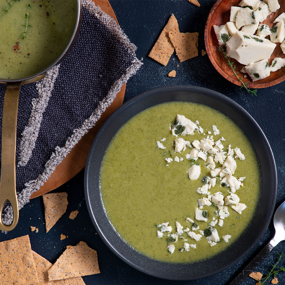 We are officially declaring the beginning of #soupseason ❄️🧣 with this #crumblyblue green soup 😆 
Head to our website for the recipe 👀