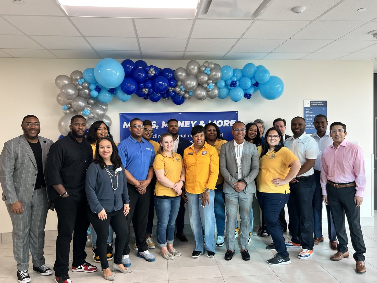 ScienceWeiss21's tweet photo. @AliceJohnsonJrH and @AguirreJrHigh 8th grade male students getting some 1st hand knowledge on financial literacy and money matters thanks to our partners @SanJacCollege @ComericaBank and @ehcec ! @KraftyDays @childs4children @alexwilk88 @Azuredee123 @MrsDLavan @miadyoung https://t.co/06pIMoop6W