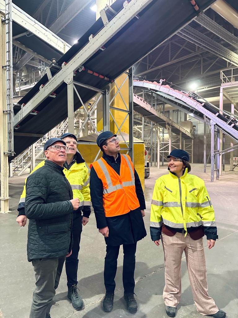 JasperPillen's tweet photo. Bij Unilin vandaag in #Wielsbeke. Wereldspeler, toonbeeld van circulaire economie. 98 (!)% van gebruikt hout is afvalhout dat op de site wordt gerecycleerd. Grote uitdagingen op vlak van energie. @QuickStepFloor #100bezoeken #MadeInWVL https://t.co/F6xdk26jpB