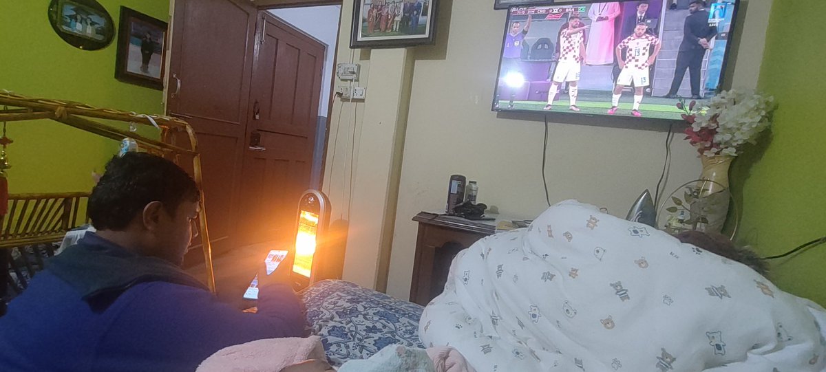 Beenaparajuli's tweet photo. भुइँमा बसे गोल हान्छ कि भन्दै एक जवान😅😅
#brazilvscroatia https://t.co/KLiOkYYslZ