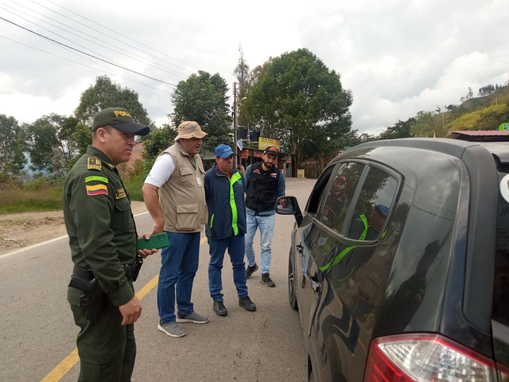 CAR_Cundi's tweet photo. #AEstaHora 🦋 Junto con @CORPOCHIVOR, @CarabinerosCol, bomberos, @ALCATIBIRITA y Alcaldía de Guateque realizamos operativo contra el tráfico ilegal de fauna silvestre en la vía que conecta a los dos municipios 🦥

#NuestraCasaNoEsLaSuya 

🧵 1/2 https://t.co/qIVyz0kclK