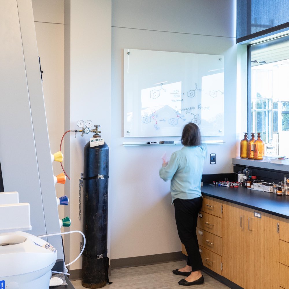ClarusBoards's tweet photo. Keeping operations organized, communication streamlined, and patient &amp; employee well-being top of mind is priority in the #science and #healthcare industries. Here at Clarus, we are proud to play even a small helping hand with our anti-microbial communication #glassboards. https://t.co/56ivzuCJJv