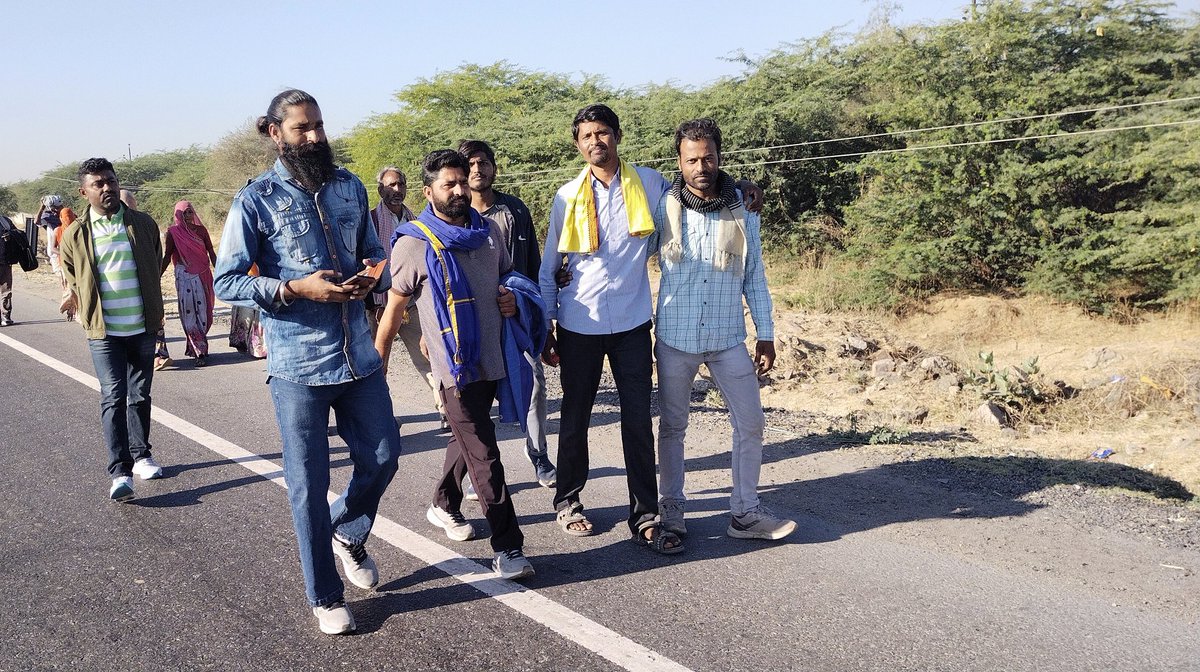 raghuvir_nayak's tweet photo. Sp साहब, तीन एडीशनल SP, तीन DSP,
सी आई, ADM साहब, SDM साहब, 
सड़क पर वार्ता के लिये प्रशासन का उच्च स्तरीय डेलीगेट पहुंचा
संभावना है भाई #कार्तिक_भील को जरूर न्याय मिलेगा कुछ मांगो पर सहमति बनी है कुछ पर अभी बाकी है
संघर्ष अभी जारी है..
@Bhagvatee_bhil https://t.co/Kh5et5BuO8