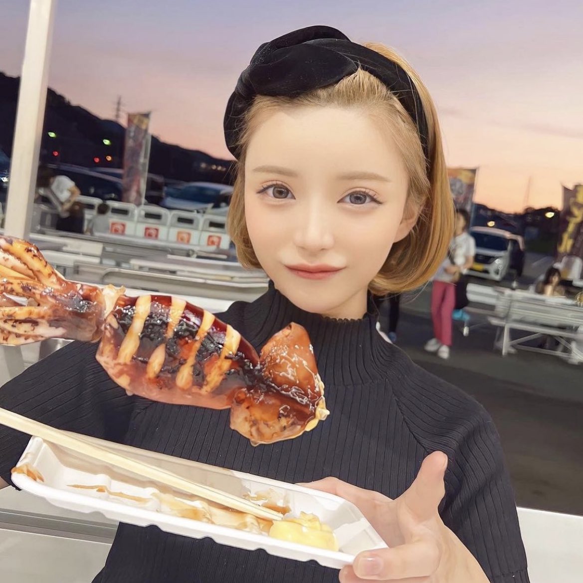 deroderousoku's tweet image. どなたか、この美女は誰だかわかる方居ないですか😭😭😭？