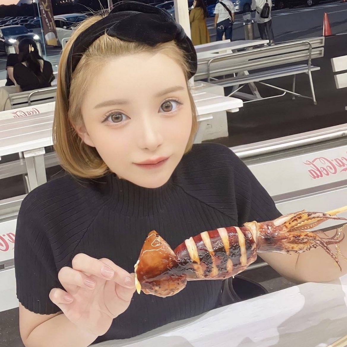 deroderousoku's tweet image. どなたか、この美女は誰だかわかる方居ないですか😭😭😭？