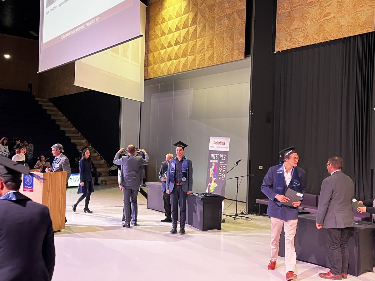 Remise des diplômes à la promotion 2022 de l’<a href="/InstitutOptique/">Institut d'Optique</a> !
Fierté des familles, de la Direction, des enseignants, des Alumni, de tout le personnel et de la communauté SupOpticienne !