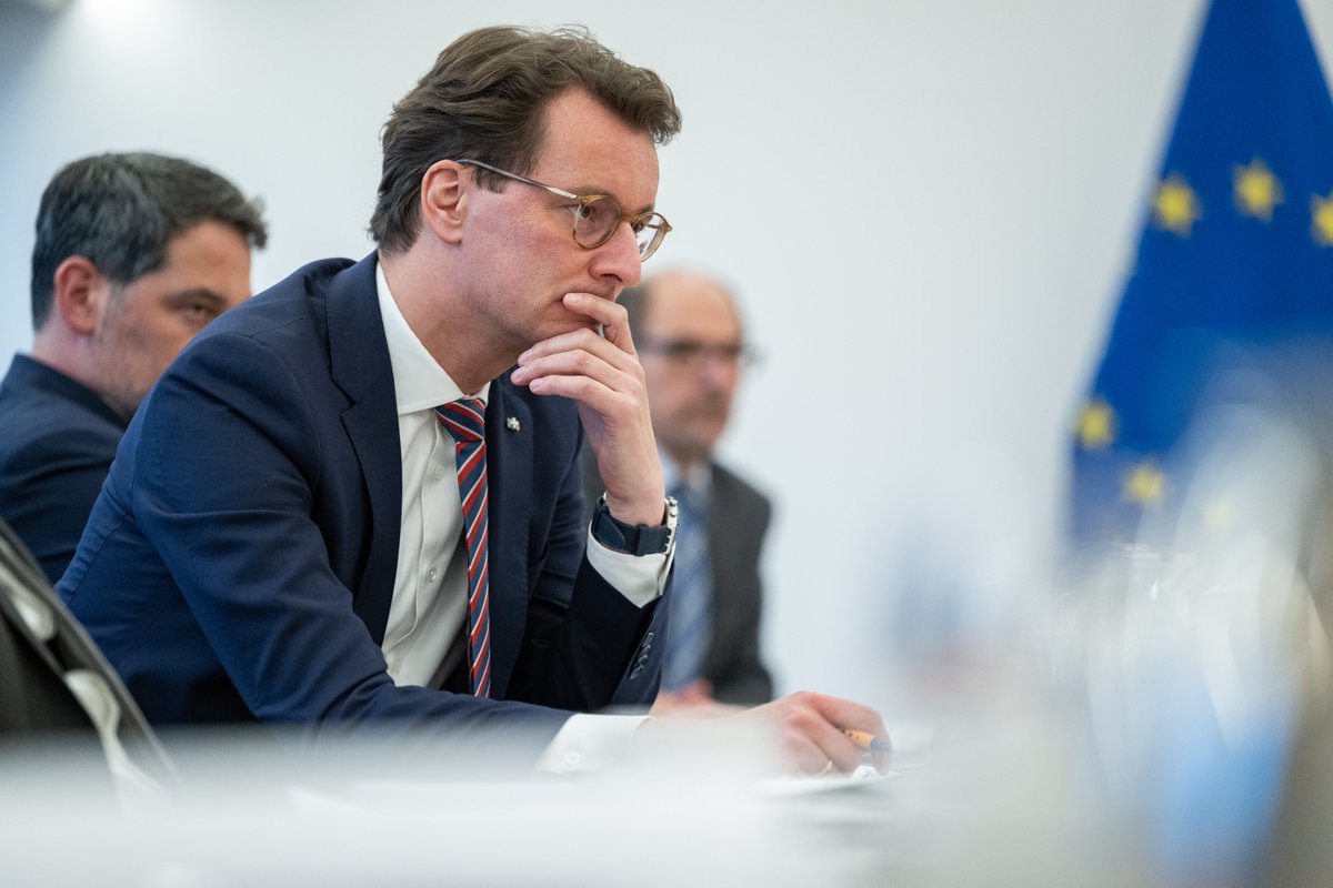 Was kann die Gesellschaft tun, um Menschen ihre Einsamkeit zu nehmen? Darüber sprach MP <a href="/HendrikWuest/">Hendrik Wüst</a> mit damaligen Mitgliedern der Enquete-Kommission „Einsamkeit“. Die Experten aus Politik &amp; Forschung haben Handlungsfelder definiert, die die Landesregierung nun umsetzen will.