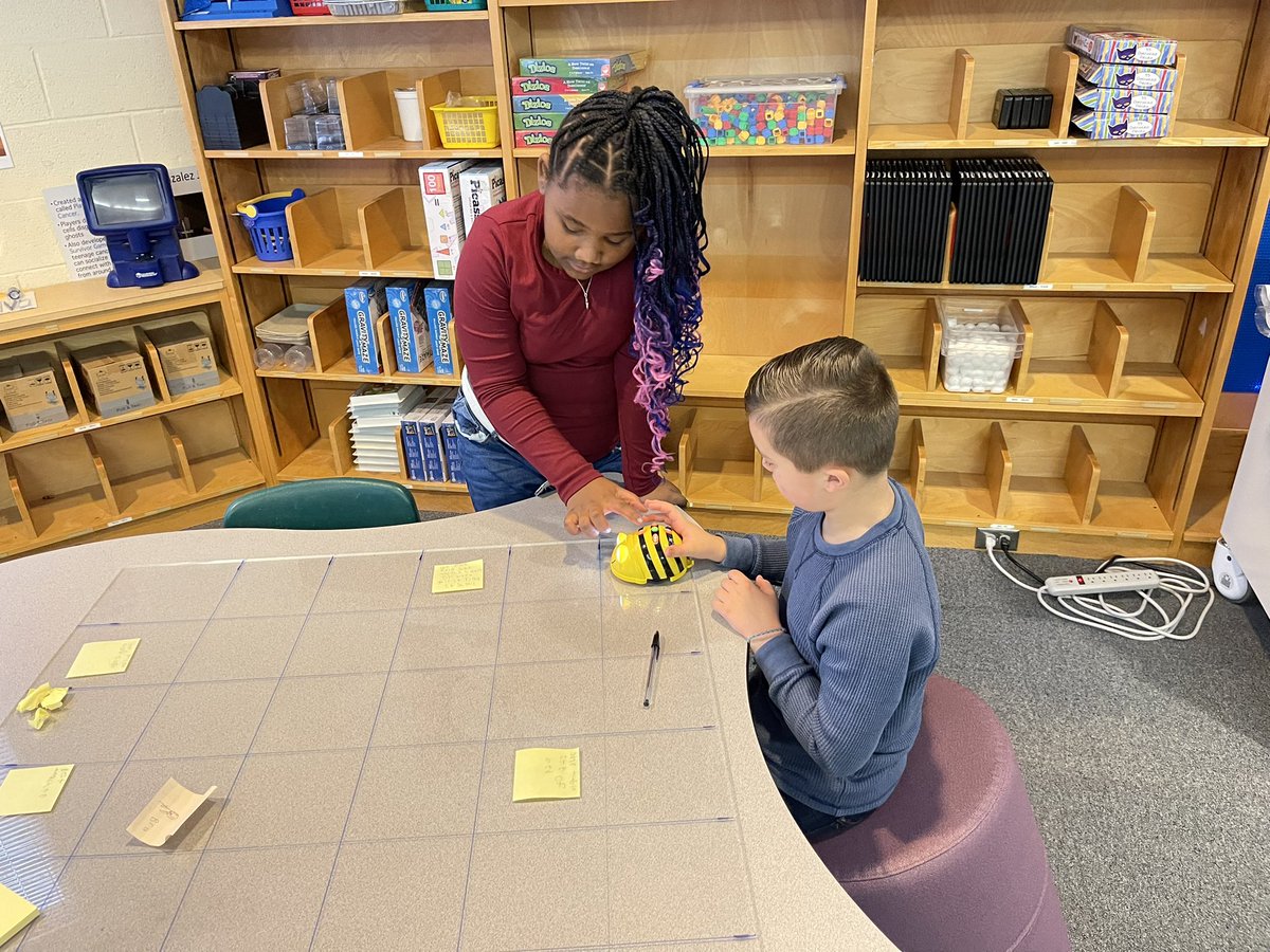 paul_PR0PER's tweet image. Retelling a story using Bee-Bots. #loveofliteracy #SEAStoday