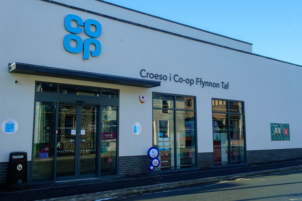 Co-op serves-up new store to serve and support the community of Taff's Well, #Wales - Co-op has been part of this community for over 100 years, with a proud past, and an exciting future - you can read more here: co-operative.coop/media/news-rel…
<a href="/coopuk/">Co-op</a>