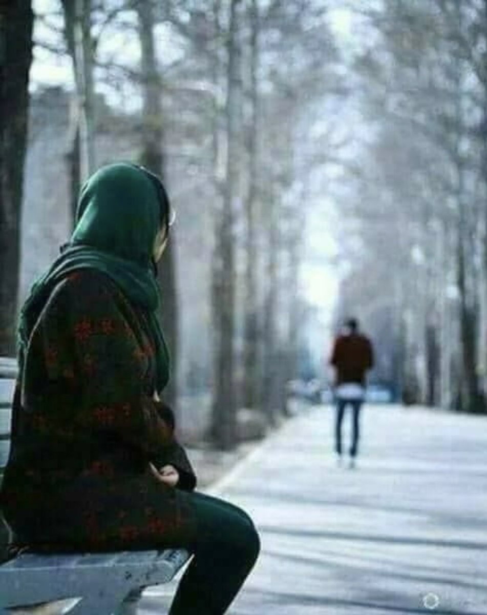 قلتُ وداعاً
ثم رحلت وتجاهلت حزني 
ثم تذكرت 
بأنكِ لم تحزني من أجلي من قبل
حتى أنكِ لا تعرفي عن أحزاني شيئا
عدتُ بعدها وسألت نفسي 
إنسانه لا تشعر بك 
لا تستحقك 
كنتُ دائماً من يسمع 
وأنتِ كنتِ صماء
#الشامخ 
#خربشات