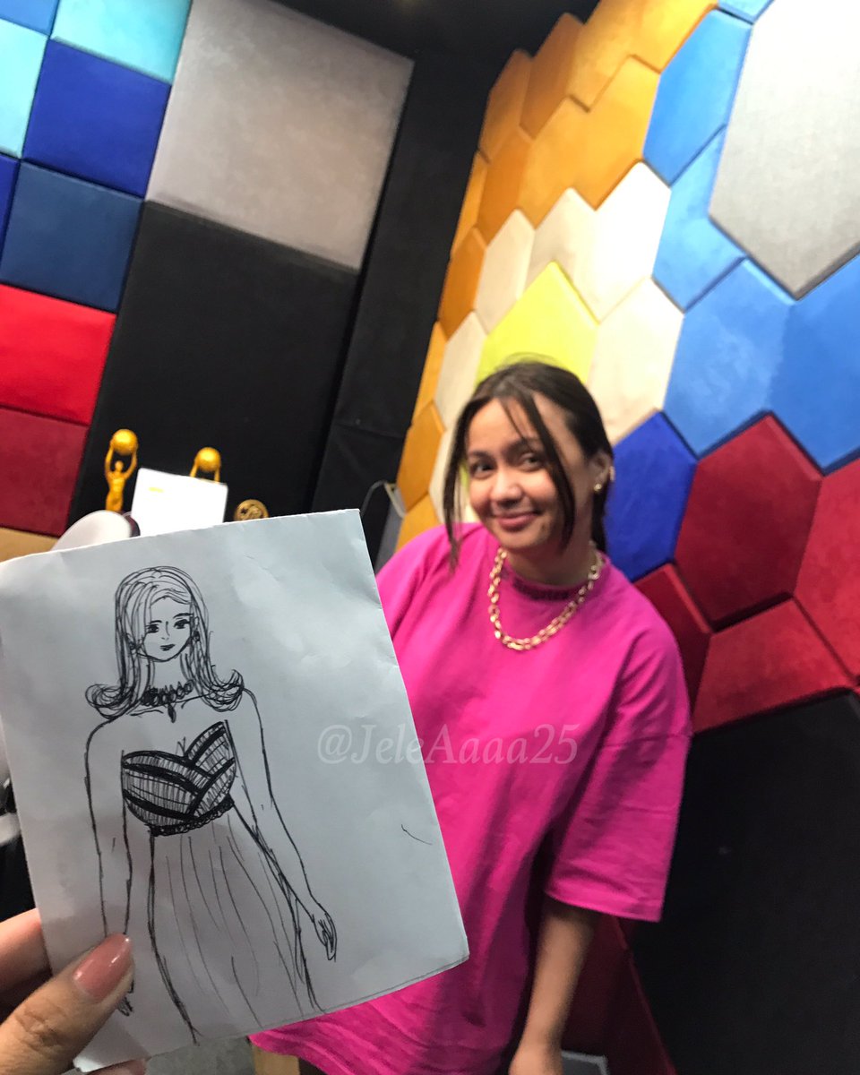 JeleAaaa25's tweet photo. Busyyyy sa caller si paps, tapos eto ung ginagawa ni mamsh🫶🏻♥️

Apakagaaaling at ganda ng drawinggg!! 
Thnk you sa souvenir!! 🫶🏻💜

#KarJack https://t.co/0piGB9jmQ6