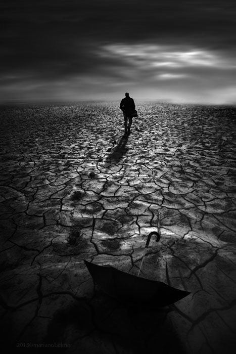 لا تستمر في كشف جروحك  لِتَفَقُدِها
فتعرُضها للهواء قد يصبها بالتهابٍ حاد
يجعلها أعمق
ما يطيل اندمالها
ويدمغها نُدوباً مدى الحياة
ضع الضماد 
وامضِ
#الشامخ 
#خربشات